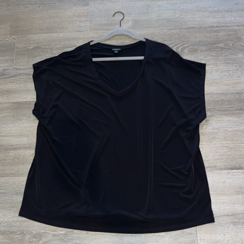 Torrid classic black v neck short sleeve tee cap sleeve drop shoulder size 3X